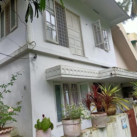 Jestine Homestay Kochi ภายนอก รูปภาพ